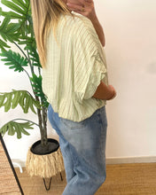 Carregar imagem no visualizador da galeria, Camisa oversize riscas
