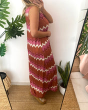 Carregar imagem no visualizador da galeria, Vestido comprido malha fria zigzag laranja e rosa
