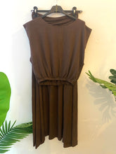 Carregar imagem no visualizador da galeria, Conjunto de blusa e saia crepe castanho
