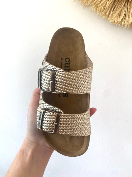 Chinelo fivelas comporta gold Cubanas