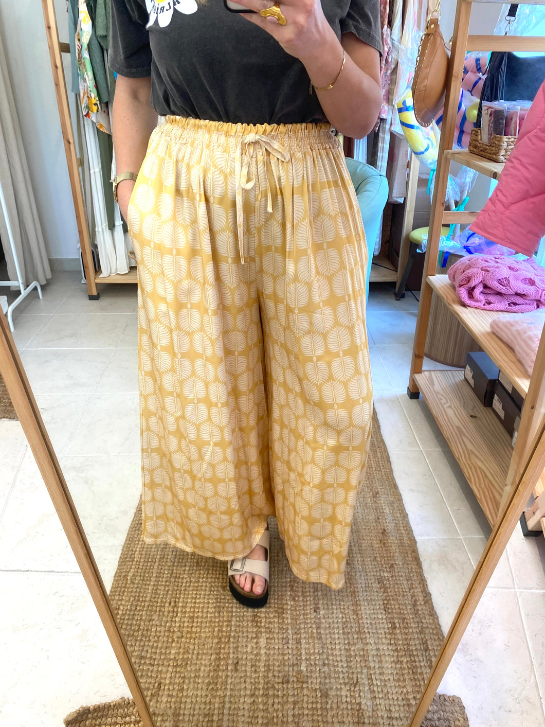 Calças acetinadas estampa amarelo