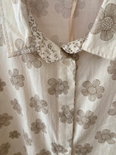 Carregar imagem no visualizador da galeria, Camisa flores beje

