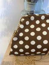 Carregar imagem no visualizador da galeria, Clutch malha castanho bolas brancas
