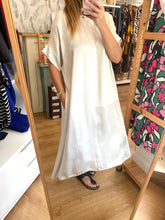 Carregar imagem no visualizador da galeria, Vestido oversize acetinado beje
