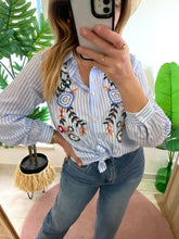 Carregar imagem no visualizador da galeria, Camisa riscas azuis flores bordadas
