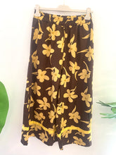 Carregar imagem no visualizador da galeria, Calças largas estampa margaridas amarelo/castanho
