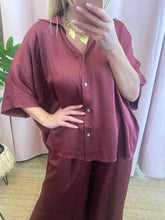Carregar imagem no visualizador da galeria, Camisa acetinada oversize  Bordeaux
