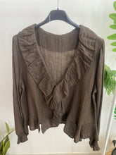 Carregar imagem no visualizador da galeria, Blusa folho crepe castanho

