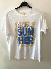 Carregar imagem no visualizador da galeria, T-shirt branca hello summer
