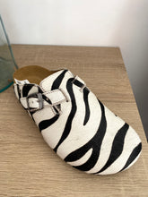 Carregar imagem no visualizador da galeria, Chinelo fechado zebra Cubanas
