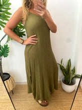 Carregar imagem no visualizador da galeria, Vestido crepe com tachas verde azeitona
