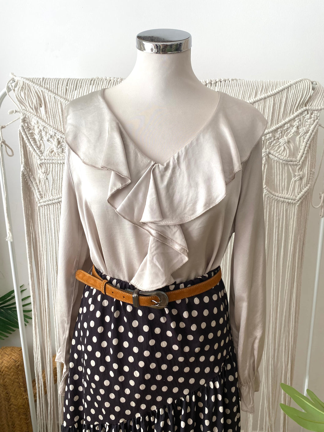 Blusa acetinada folhos beje