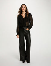 Carregar imagem no visualizador da galeria, Blusa folhos preto MORGAN
