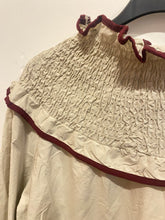 Carregar imagem no visualizador da galeria, Blusa gola franzida beje
