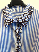 Carregar imagem no visualizador da galeria, Camisa riscas bordada azul

