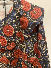 Carregar imagem no visualizador da galeria, Blusa estampada com gola grande azul/rosa
