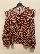 Carregar imagem no visualizador da galeria, Blusa estampada com gola grande zebra bordeaux
