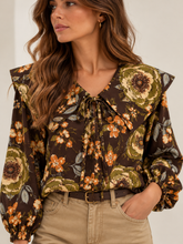 Carregar imagem no visualizador da galeria, Blusa estampada com gola grande flores castanho/verde
