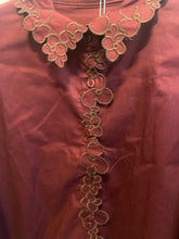 Carregar imagem no visualizador da galeria, Camisa lisa bordada Bordeaux
