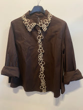 Carregar imagem no visualizador da galeria, Camisa lisa bordada castanho
