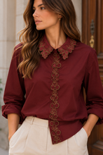 Carregar imagem no visualizador da galeria, Camisa lisa bordada Bordeaux
