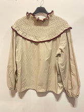 Carregar imagem no visualizador da galeria, Blusa gola franzida beje
