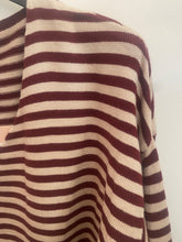 Carregar imagem no visualizador da galeria, Camisola de malha riscas decote V Bordeaux
