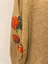Carregar imagem no visualizador da galeria, Camisola de malha mangas bordadas camel
