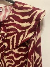 Carregar imagem no visualizador da galeria, Blusa estampada com gola grande zebra bordeaux
