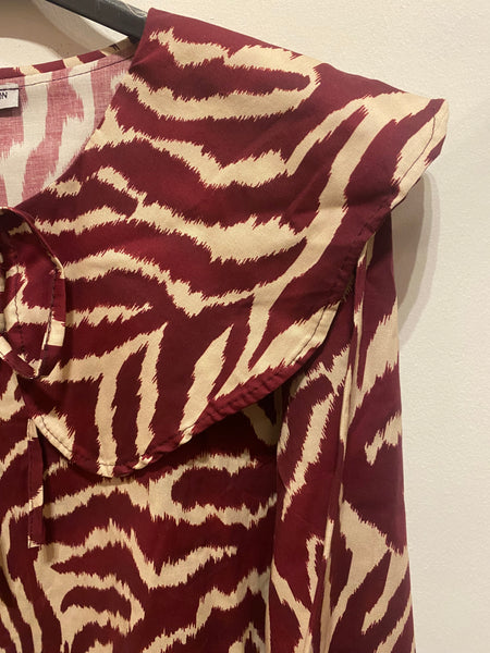 Blusa estampada com gola grande zebra bordeaux