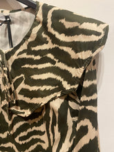 Carregar imagem no visualizador da galeria, Blusa estampada com gola grande zebra verde
