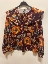 Carregar imagem no visualizador da galeria, Blusa estampada com gola grande flores ameixa/tijolo
