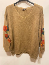 Carregar imagem no visualizador da galeria, Camisola de malha mangas bordadas camel
