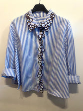 Carregar imagem no visualizador da galeria, Camisa riscas bordada azul

