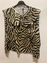 Carregar imagem no visualizador da galeria, Blusa estampada com gola grande zebra verde
