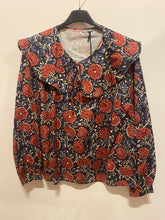 Carregar imagem no visualizador da galeria, Blusa estampada com gola grande azul/rosa
