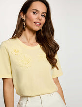Carregar imagem no visualizador da galeria, T-shirt Morgan flores bordadas amarelo
