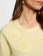 Carregar imagem no visualizador da galeria, T-shirt Morgan flores bordadas amarelo
