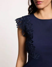 Carregar imagem no visualizador da galeria, Blusa Morgan marinho com detalhe renda
