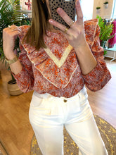 Carregar imagem no visualizador da galeria, Blusa florzinhas laranja com folho
