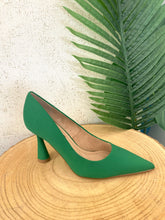 Carregar imagem no visualizador da galeria, Sapato stiletto verde
