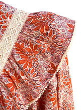 Carregar imagem no visualizador da galeria, Blusa florzinhas laranja com folho
