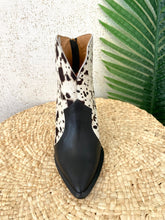 Carregar imagem no visualizador da galeria, Botim pele/animal print preto Ruika
