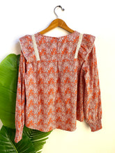 Carregar imagem no visualizador da galeria, Blusa florzinhas laranja com folho

