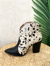 Carregar imagem no visualizador da galeria, Botim pele/animal print preto Ruika
