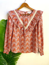 Carregar imagem no visualizador da galeria, Blusa florzinhas laranja com folho
